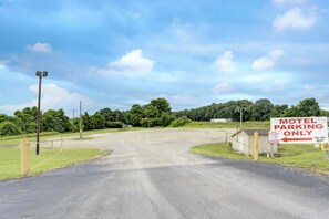 A motel entrance with a sign indicating 'Motel Parking Only'. - Ole South Inn Jackson I 40 TN (Denmark)