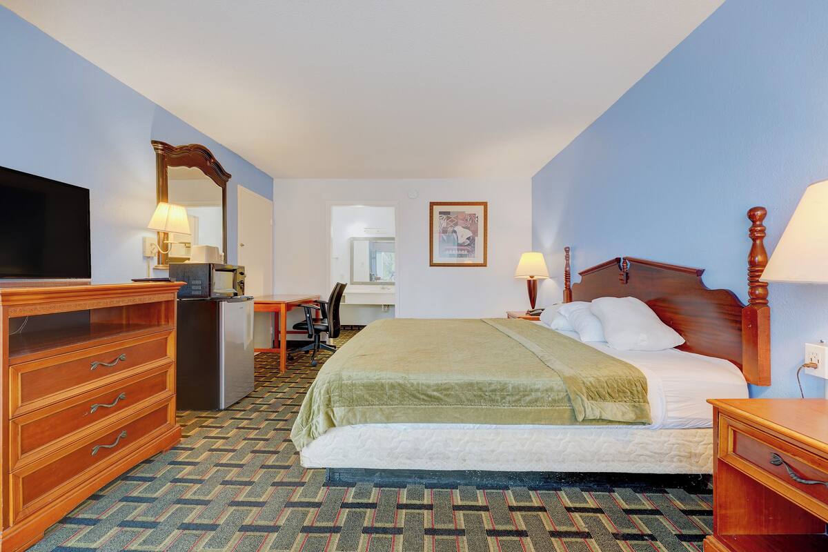 Room, Non Smoking (Full Bed) | Desk, WiFi (free), bed sheets