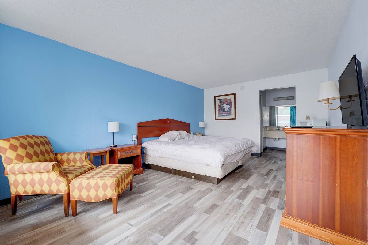 Room, 1 King Bed, Accessible, Non Smoking | Desk, WiFi (free), bed sheets