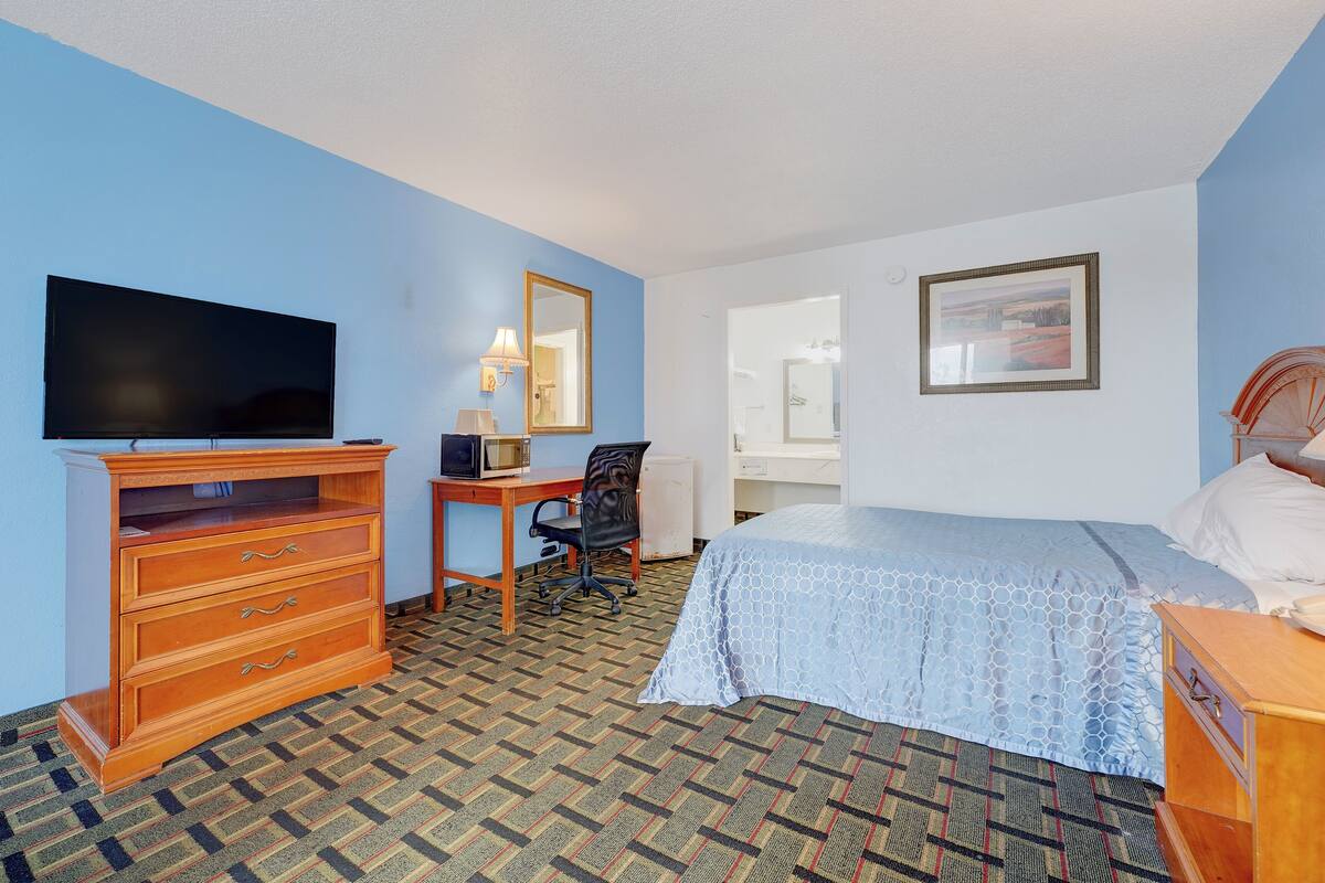 Room, 1 King Bed, Non Smoking | Desk, WiFi (free), bed sheets
