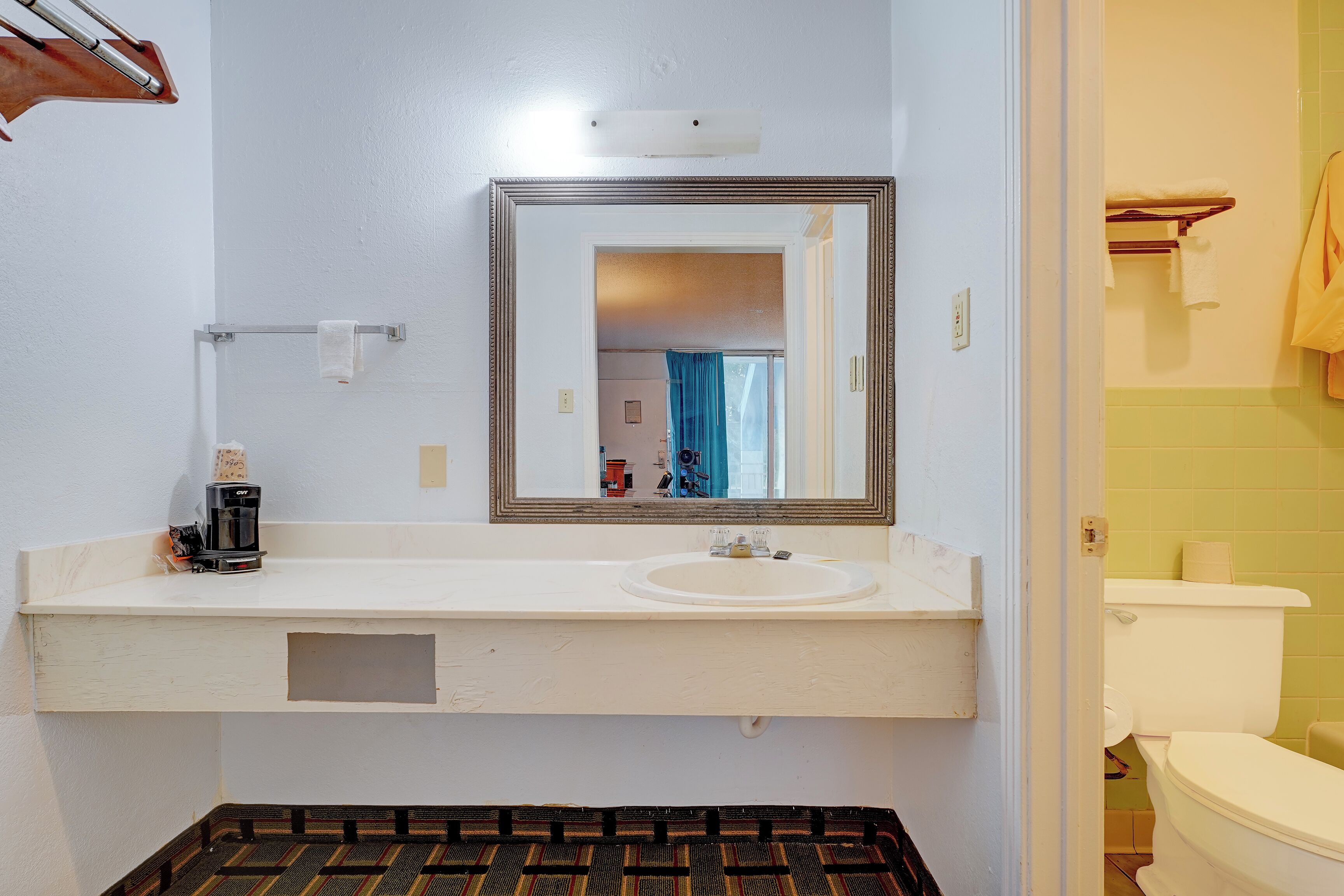 Room, Non Smoking (Full Bed) | Bathroom | Towels