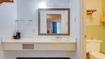 Room, Non Smoking (Full Bed) | Bathroom | Towels