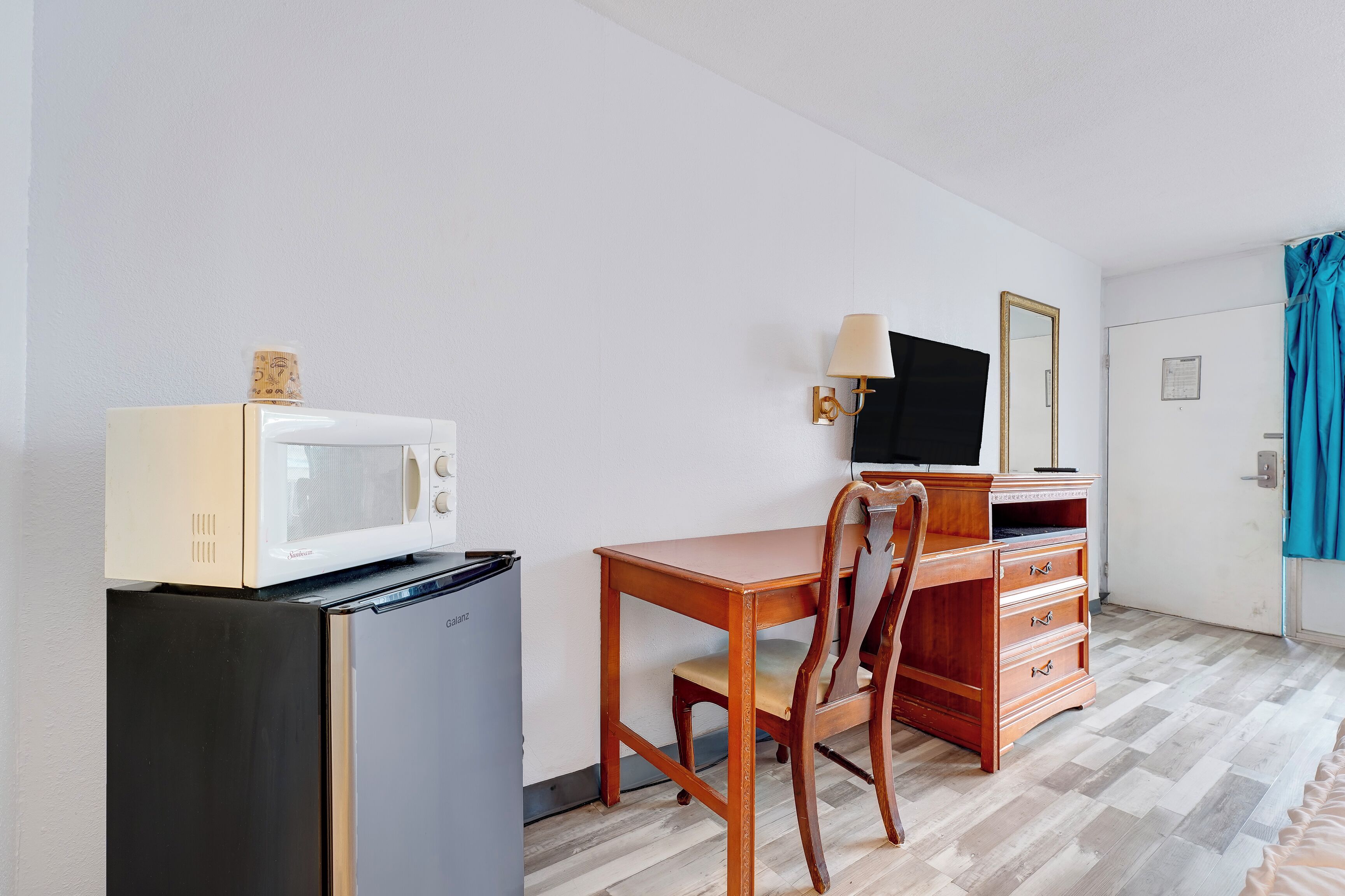 Quarto, 1 cama King, acessível, para não fumantes | Escrivaninha, Wi-Fi de cortesia, roupa de cama