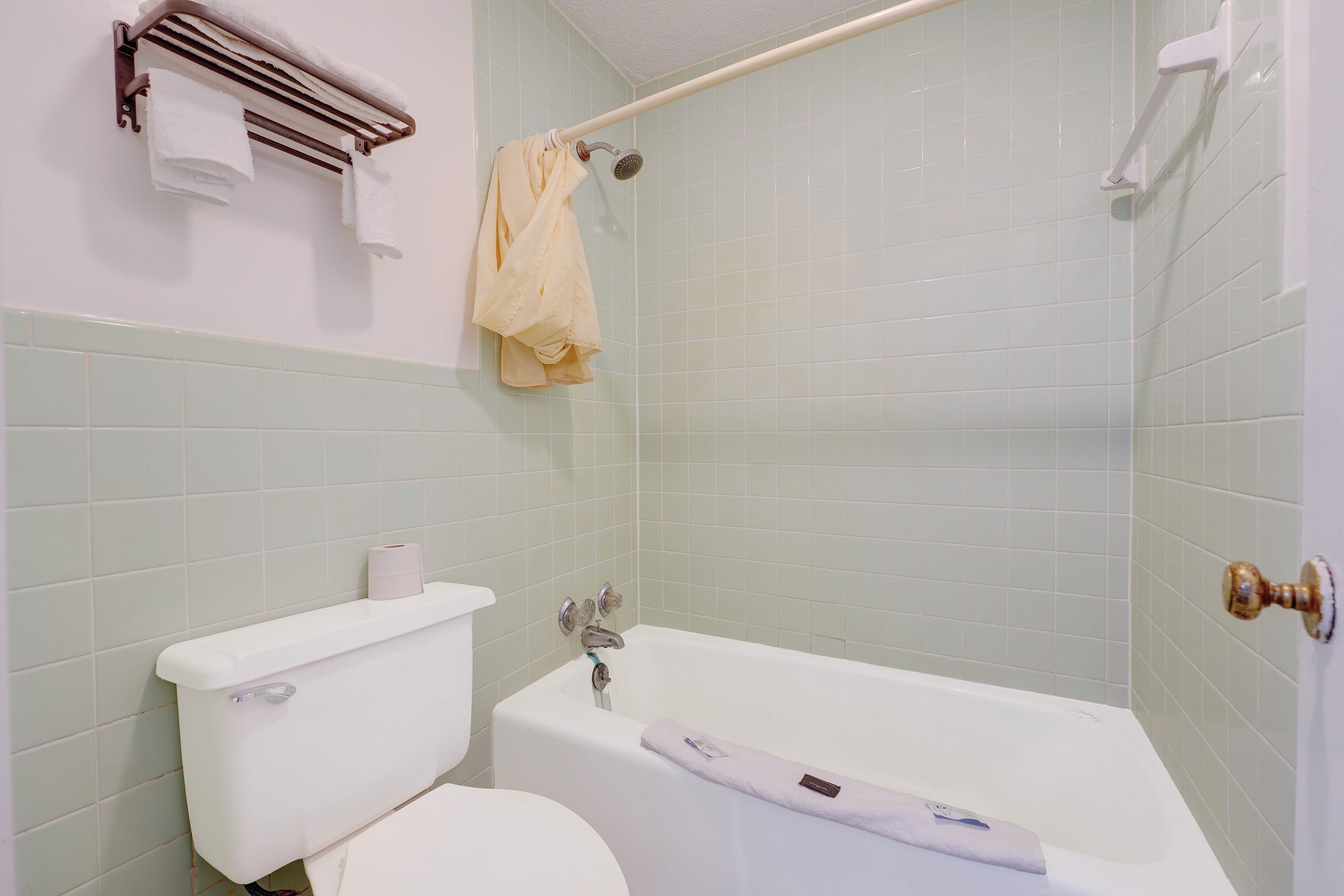 Room, Non Smoking (Full Bed) | Bathroom | Towels