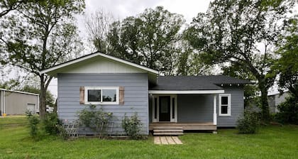 Charming Farmhouse-Style Remodeled 2 Bedroom Home Near Everything