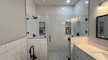 Secador de pelo, toallas, jabón y papel higiénico