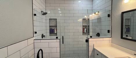 Sèche-cheveux, serviettes fournies, savon, papier toilette