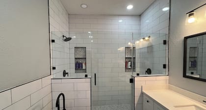 Charming Farmhouse-Style Remodeled 2 Bedroom Home Near Everything