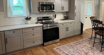 Charming Farmhouse-Style Remodeled 2 Bedroom Home Near Everything