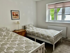 2 bedrooms, iron/ironing board, free WiFi, bed sheets - Apartment Sleeps 4 With Parking (Newton Abbot)