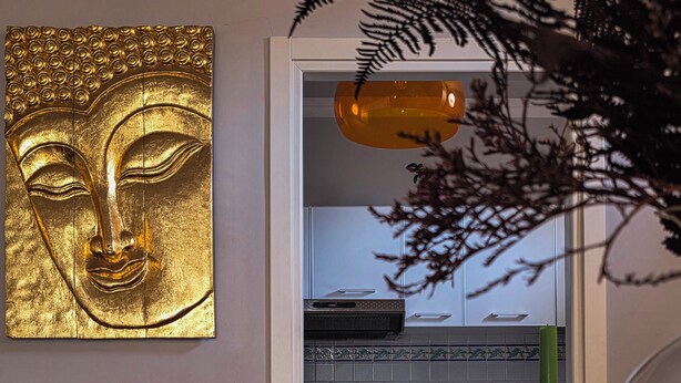 A modern kitchen with a stove, oven, and a hanging light fixture. - Stylish & Cozy Apartment in the Center (Firenze)