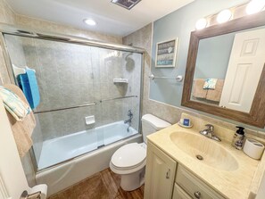 Douche, sèche-cheveux, serviettes fournies