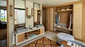 Uma casa de banho moderna com duas bacias, um espelho grande e cabine de duche.