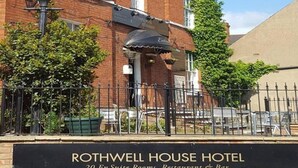 A hotel named 'Rothwell House Hotel' with a sign indicating 20 en-suite rooms, a restaurant, and a bar. - OYO Rothwell House Hotel (Kettering)
