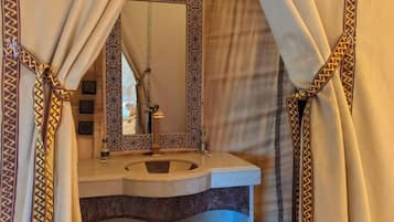Articles de toilette écologiques, sèche-cheveux, serviettes fournies