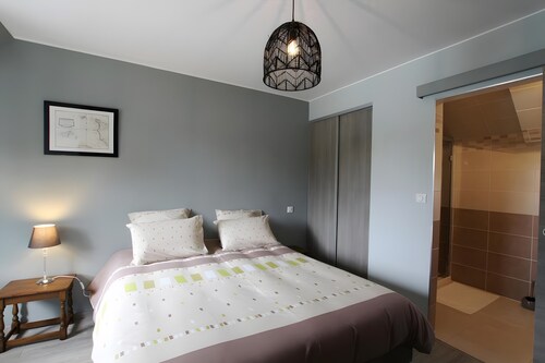 Bed and Breakfast 'Chambre Chausey' with Shared Terrace, Shared Garden and Wi-Fi