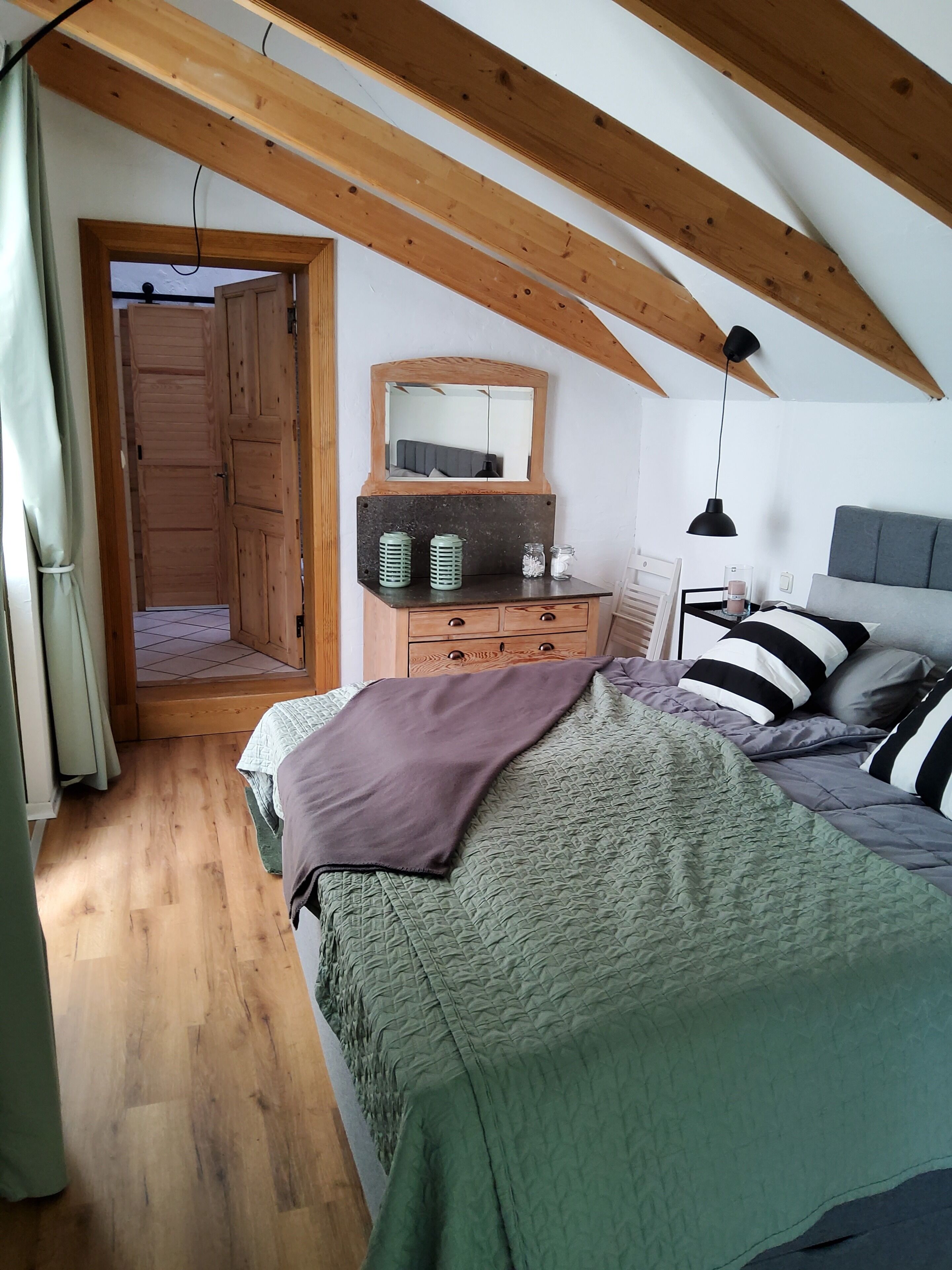 4 bedrooms, iron/ironing board, free WiFi, bed sheets