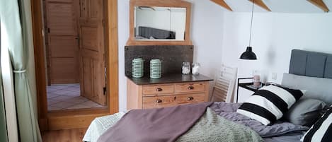 4 bedrooms, iron/ironing board, free WiFi, bed sheets