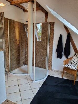Douche, séchoir à cheveux, bidet, serviettes fournies