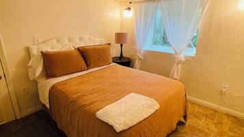4 bedrooms, desk, free WiFi, bed sheets