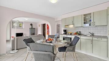 Family Apartment, 2 Bedrooms, Mountainside (Panoramic Garden Lake View in Locarno) | Private kitchen