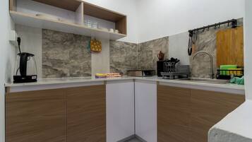 Refrigerador, microondas, cafetera expreso, cafetera/tetera