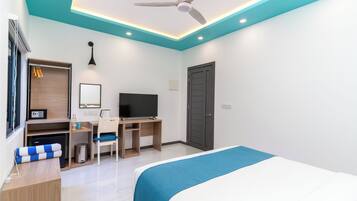 Superior Apartment, Garden View | Minibar, in-room safe, individually decorated, individually furnished