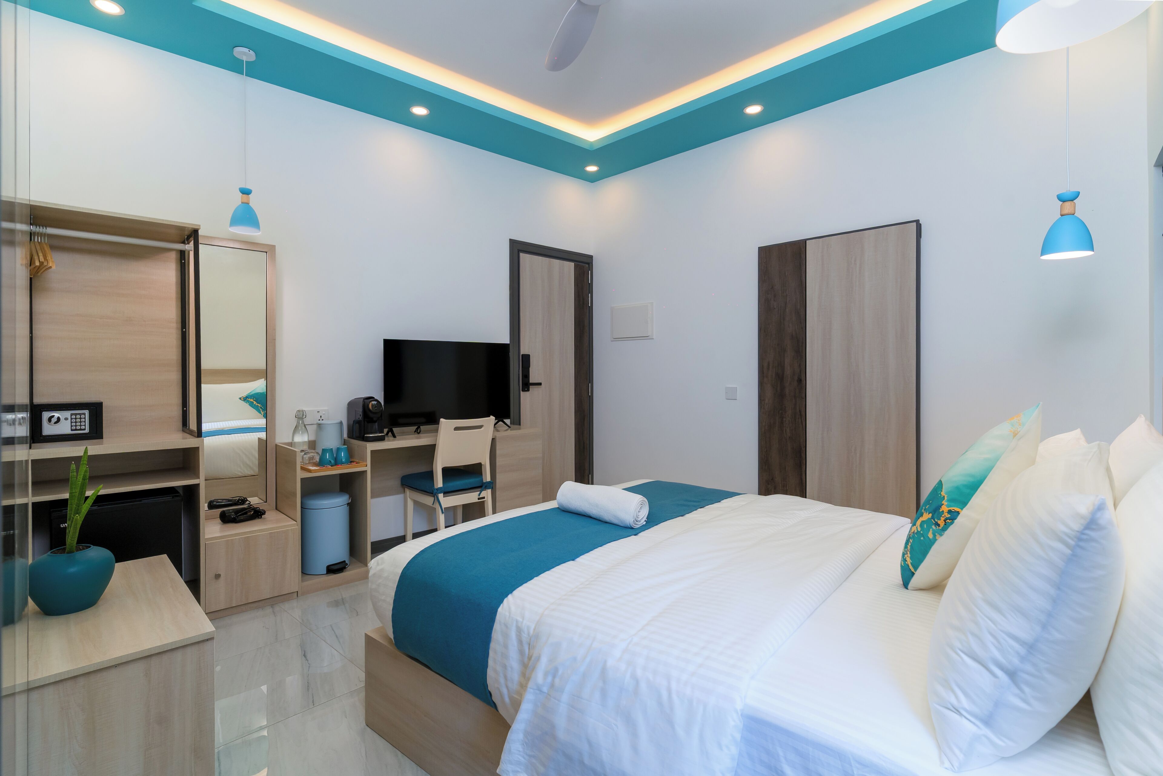 Minibar, caja de seguridad en la habitación y decoración personalizada 