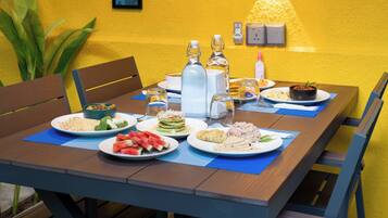 Free daily cooked-to-order breakfast