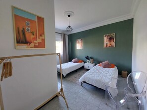 5 habitaciones, tabla de planchar con plancha, wifi y ropa de cama 