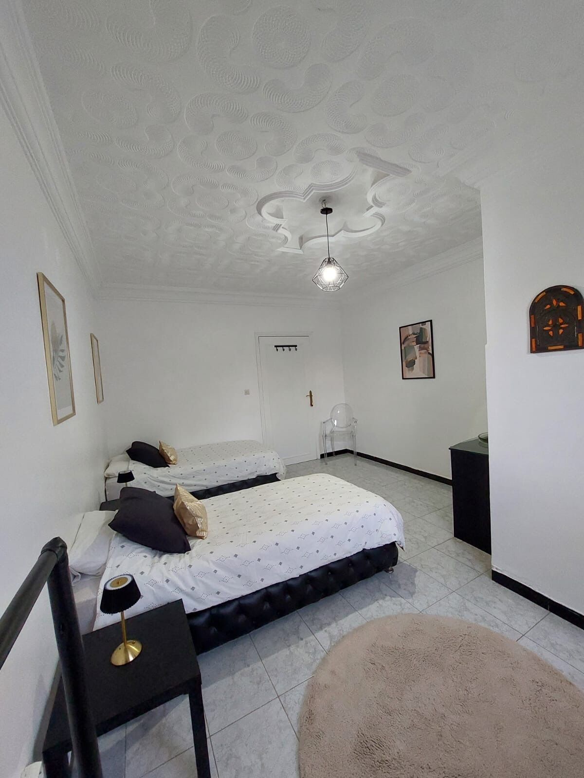 5 habitaciones, tabla de planchar con plancha, wifi y ropa de cama 