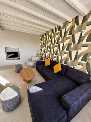 TV - Maison du Grand Chêne: Holiday Home with Wi-Fi in the Heart of the Vineyards (Saint-Sulpice-de-Faleyrens)