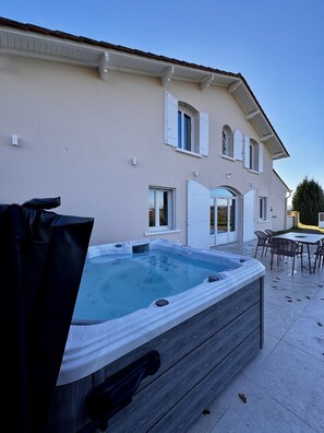 Terrace/patio - Maison du Grand Chêne: Holiday Home with Wi-Fi in the Heart of the Vineyards (Saint-Sulpice-de-Faleyrens)