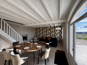 Interior - Maison du Grand Chêne: Holiday Home with Wi-Fi in the Heart of the Vineyards (Saint-Sulpice-de-Faleyrens)