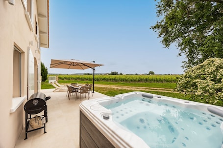 テラス / パティオ. Maison du Grand Chêne: Holiday Home with Wi-Fi in the Heart of the Vineyards