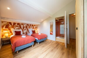 3 habitaciones, tabla de planchar con plancha, wifi y ropa de cama 