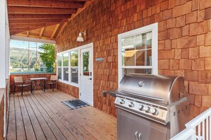 Outdoor dining - New Listing! Craftsman Bungalow | 2 Min Walk to Dover Bay Marina (Dover)