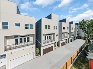 Exterior - Rooftop 4BR Houston Stay! Games, Garage, Groups (Houston)