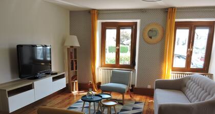 "Gîte La Cerise sur le Gâteau" Spacious country house with private garden.