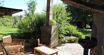 "Gîte La Cerise sur le Gâteau" Spacious country house with private garden.
