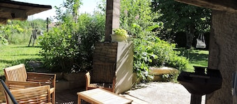 "Gîte La Cerise sur le Gâteau" Spacious country house with private garden.