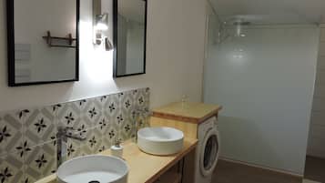 Douche, sĂšche-cheveux, serviettes fournies, papier toilette