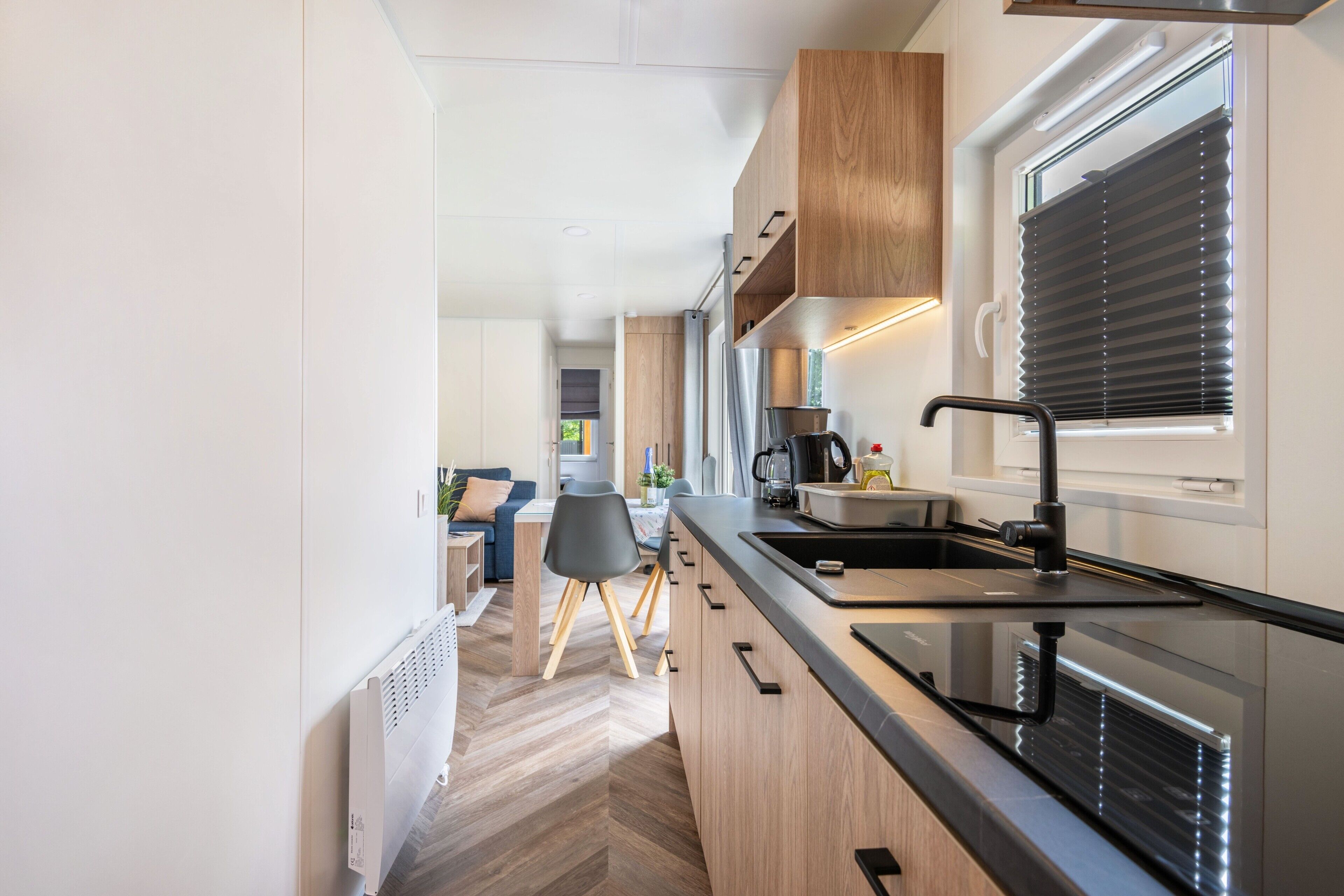 Frigorífico, placa de cocina, cafetera o tetera y hervidor eléctrico