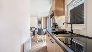 Frigorífico, placa de cocina, cafetera o tetera y hervidor eléctrico