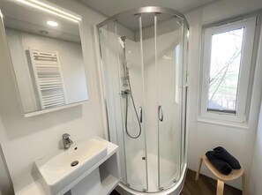 Douche, séchoir à cheveux, serviettes fournies