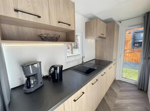 Refrigerador, parrilla de estufa, cafetera y tetera y tetera eléctrica 