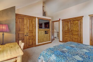 3 bedrooms, desk, iron/ironing board, travel cot