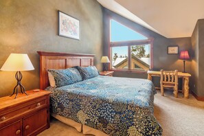 3 bedrooms, desk, iron/ironing board, travel crib - Large Pvt Hot Tub, Free Shuttle, On Hiking Trails (Breckenridge)