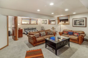 Smart TV, DVD player, books, offices - Bring Dog|Hot Tub|BBQ|Garage|Forest of Mt. Baldy (Breckenridge)