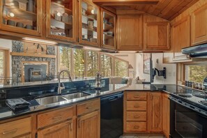 Fridge, microwave, oven, stovetop - Bring Dog|Hot Tub|BBQ|Garage|Forest of Mt. Baldy (Breckenridge)